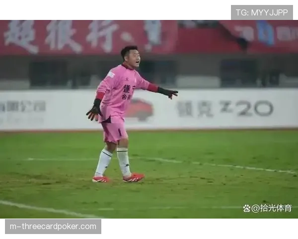 特写：伤停补时阶段，40岁门将西里古做出关键扑救后激动落泪